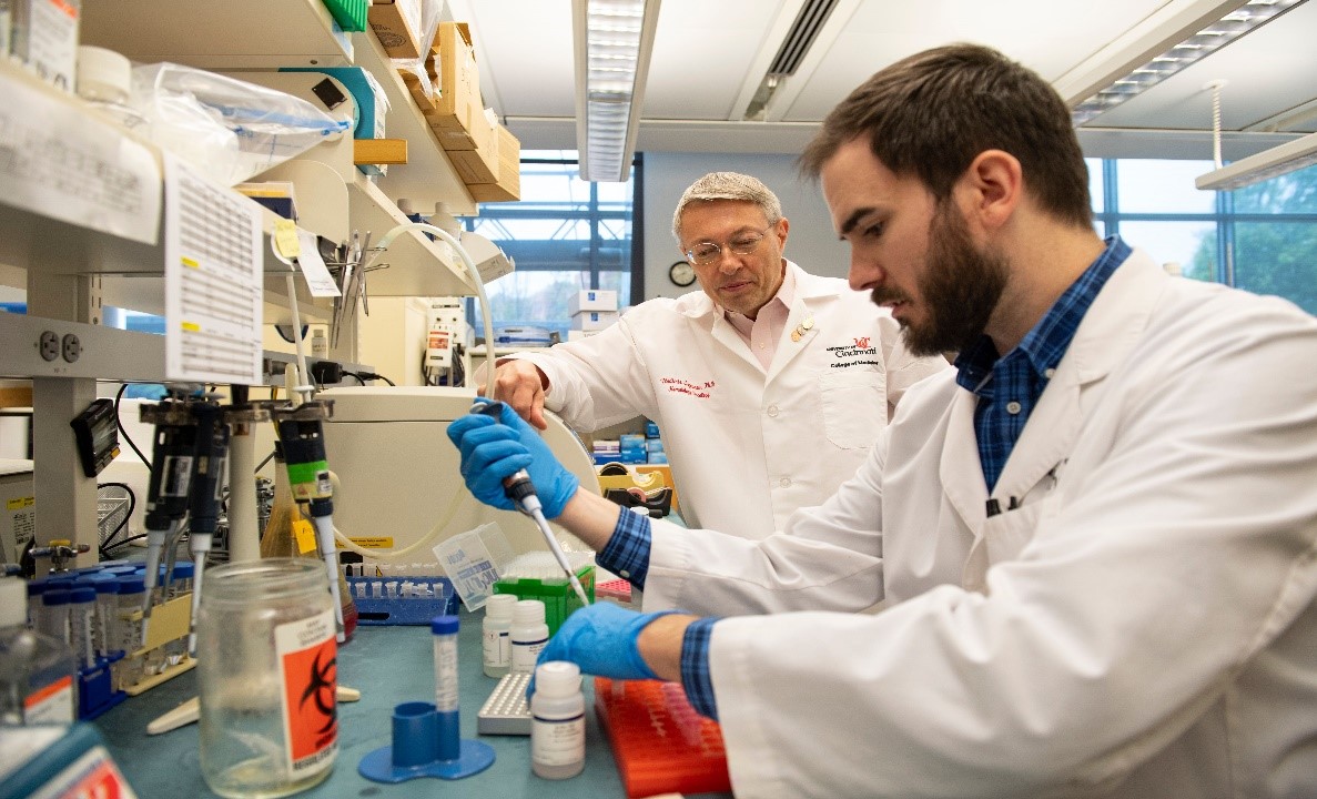 Two medical staff in lab Image of Two medical staff in lab