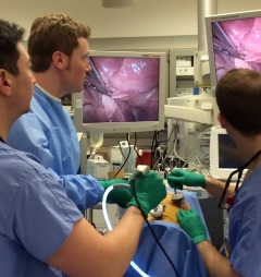Simulation_6 Residents looking at a screen during surgery
